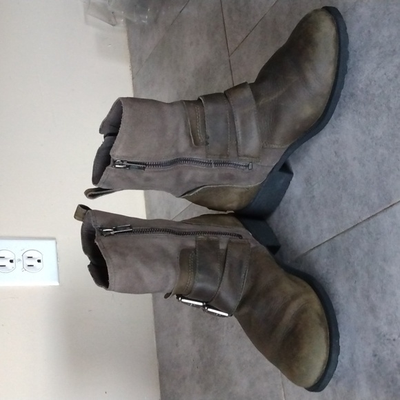 UGG Boots - Picture 7 of 10